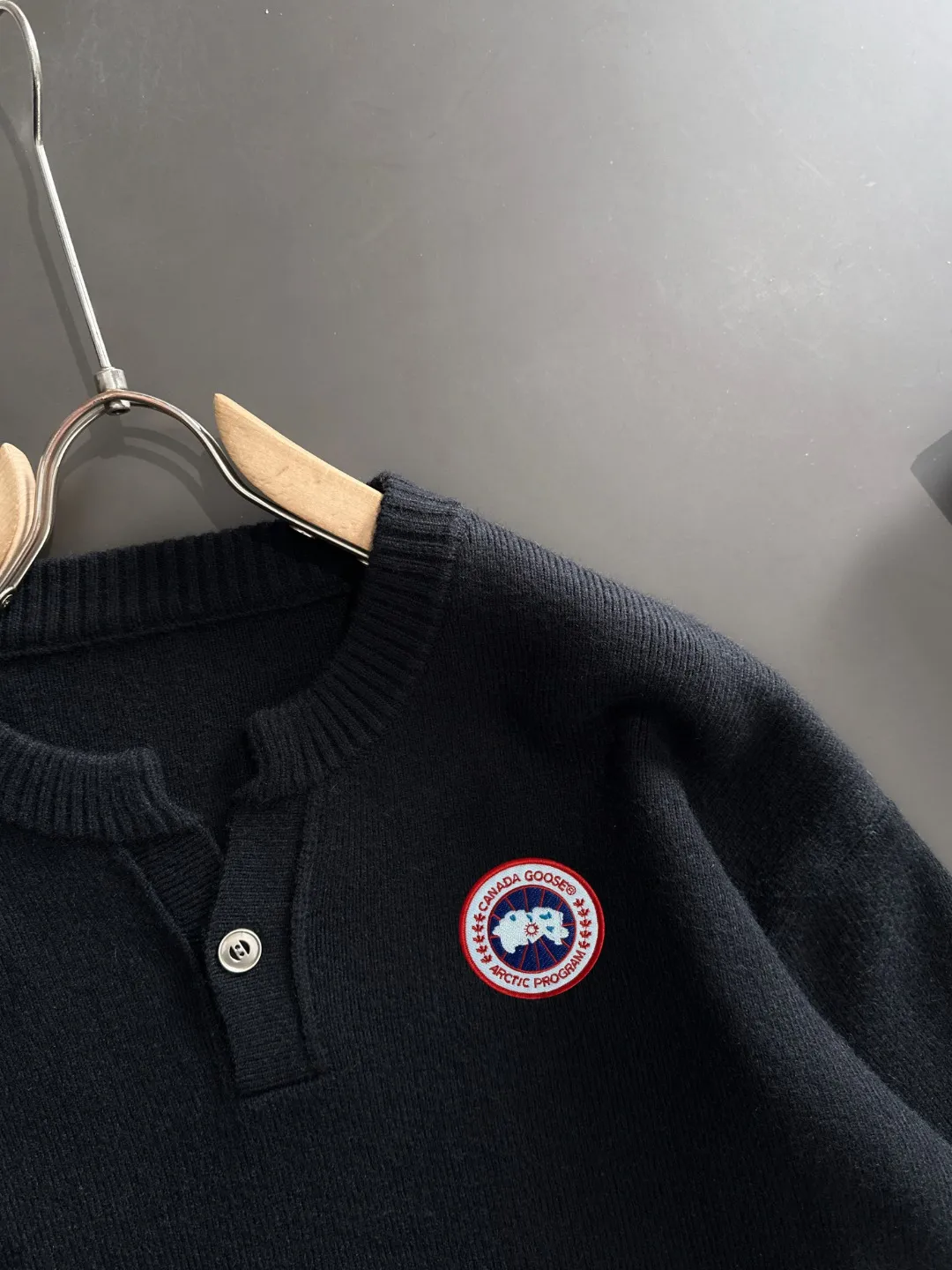 Next day shipping P360 Big Goose 2025 official website latest winter sweater, popular items are on sale at the counter simultaneously! Specially made of wool blended fabric. It feels comfortable and can be directly in contact with the skin. The logo badge is exquisitely embroidered, which is extremely eye-catching! The details highlight the fashionable charm of big brands. Exquisite workmanship. Three-dimensional cutting style. The wearing effect is invincible and handsome! All three standards are complete! Size: M-2XL